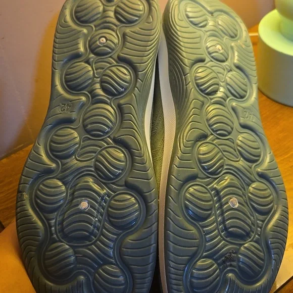 Slip-on Shoes - Picture 4 of 5